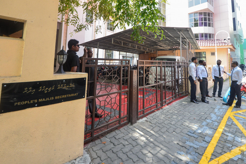 ކުއްލި ނުރައްކަލުގެ ހާލަތު 30 ދުވަހުގެ މުއްދަތަށް އިތުރުކުރުމުގެ މައްސަލަ ގައުމީ ސަލާމަތުގެ ކޮމިޓީއަށް ފޮނުވުމަށް ވަނީ ފާސްކޮށްފައި. ވިލިމާލެ ދާއިރާގެ މެމްބަރު ނިހާން ހުށަހެޅި އެ ހުށަހެޅުން ކޮމެޓީއަށް ފޮނުވުމަށް ފާސްކުރީ މިއަދުގެ މަޖިލީހަށް ހާޒިރުވެ ތިބި 38 މެމްބަރުންގެ އިއްތިފާގުން---ސަން ފޮޓޯ/ މުހައްމަދު އަފްރާހް 