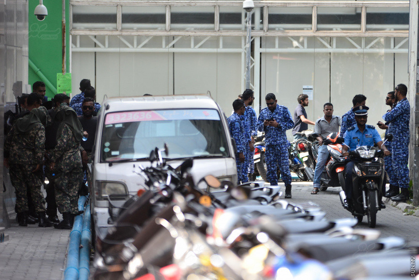 މިއަދުގެ ޖަލްސާއަށް އެޖެންޑާ ކޮށްފައިވަނީ ރައީސް އަބްދުﷲ ޔާމީން އިއުލާނުކުރައްވާފައިވާ ކުއްލި ނުރައްކަލުގެ ހާލަތުގެ ގަރާރު މަޖިލީހަށް ހުށަހެޅުމަށް---ސަން ފޮޓޯ/ މުހައްމަދު އަފްރާހް
