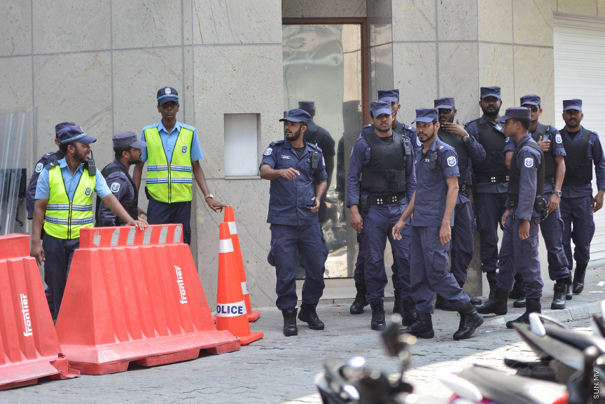 ރައްޔިތުން މަޖިލީހުގެ ދައުރުން ބޭރުން މިއަދު ބޭއްވި ހާއްސަ ޖަލްސާއަށް މަޖިލީހުގެ އިދާރާ ހިމެނޭ ހުރިހާ މަގެއް ބަންދުކޮށް، ސެކިރިޓީ ވަނީ ވަރުގަދަ ކޮށްފައި، އެގޮތުން މީޑިއާތަކަށް ވެސް އެ މަގުތަކަށް ނުވަދެވޭއިރު، މަޖިލީހުގެ ބޭރުގައި ގިނަ އަދަދެއްގެ ފުލުހުންނާއި ސިފައިން ދަނީ ހަރަކާތްތެރިވަމުން
މިއަދުގެ ޖަލްސާއަށް އެޖެންޑާ ކޮށްފައިވަނީ ރައީސް އަބްދުﷲ ޔާމީން އިއުލާނުކުރައްވާފައިވާ ކުއްލި ނުރައްކަލުގެ ހާލަތުގެ ގަރާރު މަޖިލީހަށް ހުށަހެޅުމަށް---ސަން ފޮޓޯ/ މުހައްމަދު އަފްރާހް