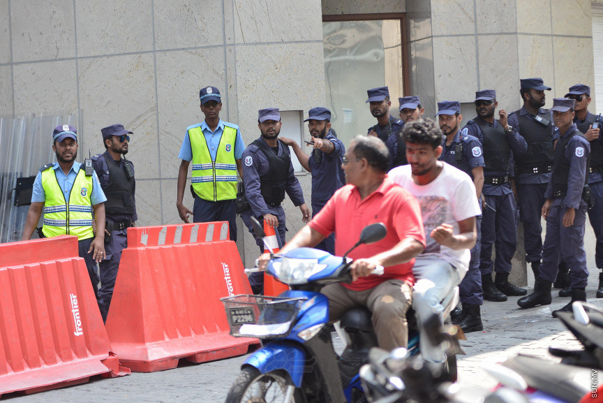 މިއަދުގެ ޖަލްސާއަށް އެޖެންޑާ ކޮށްފައިވަނީ ރައީސް އަބްދުﷲ ޔާމީން އިއުލާނުކުރައްވާފައިވާ ކުއްލި ނުރައްކަލުގެ ހާލަތުގެ ގަރާރު މަޖިލީހަށް ހުށަހެޅުމަށް---ސަން ފޮޓޯ/ މުހައްމަދު އަފްރާހް