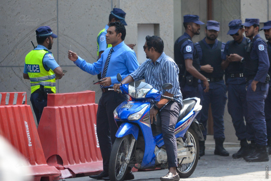 ގާނޫނު އަސާސީއާ ހިލާފަށް ބާއްވާ ޖަލްސާއެއް ކަމަށް ބުނެ އިދިކޮޅު މެމްބަރުން ވަނީ މިއަދު ބޭއްވި ޖަލްސާ ބޮއިކޮޓް ކޮށްފައި. ގާނޫނު އަސާސީ ބުނާ ގޮތުން، ރައްޔިތުން އަމަލުކުރަން ޖެހޭ ކަމެއް މަޖިލީހުން ނިންމާއިރު 43 މެމްބަރުން މަޖިލީހަށް ހާޒިރުވެ ތިބެން ޖެހޭނެ---ސަން ފޮޓޯ/ މުހައްމަދު އަފްރާހް 