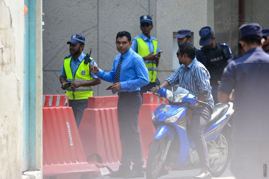 މިއަދުގެ ޖަލްސާއަށް، ގޮނޑި ގެއްލިފައިވާ ކަމަށް އިލެކްޝަން ކޮމިޝަނުން ކަނޑައެޅި މެމްބަރުންގެ ތެރެއިން ބައެއް މެމްބަރުން ވަނުމަށް މަސައްކަތްކުރި. އެހެން ނަމަވެސް ސެކިއުރިޓީ ބަލަހައްޓާ ފަރާތްތަކުން ވަނީ އެ މެމްބަރުންނަށް ނުވަދެވޭނެ ކަމަށް އަންގާފައި
ގޮނޑި ގެއްލިފައިވާ ކަމަށް ކަނޑައަޅާފައި ތިބި 12 މެމްބަރުންގެ ގޮނޑި ނުގެއްލޭ ކަމަށް ކަނޑައަޅައި ސުޕްރީމް ކޯޓުން މިމަހުގެ އެއްވަނަ ދުވަހު ނެރުނު އަމުރާއެކު މިއަދުގެ ޖަލްސާއަށް އެ މެމްބަރުންނަށް ވެސް މަޖިލީހުގެ އިދާރާއިން ދައުވަތު ދެއްވި
ނަމަވެސް ރޭގެ ވަގުތެއްގައި ފެބްރުއަރީ އެއްވަނަ ދުވަހު ސުޕްރީމް ކޯޓުން ކުރި އަމުރުގައި މެމްބަރުންގެ ގޮނޑި ނުގެއްލޭ ކަމަށް ކަނޑައެޅި ބަޔަށް އަމަލު ކުރުން ފަސްކުރުމަށް އަމުރުކުރުމުން، މަޖިލީހުގެ ޖަލްސާއަށް ފޮނުވި ދައުވަތު ވަނީ އަނބުރާ ގެންގޮސްފައި---ސަން ފޮޓޯ/ މުހައްމަދު އަފްރާހް 