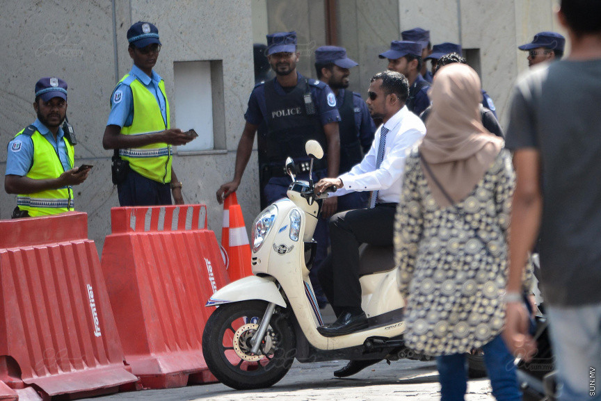 ގާނޫނު އަސާސީއާ ހިލާފަށް ބާއްވާ ޖަލްސާއެއް ކަމަށް ބުނެ އިދިކޮޅު މެމްބަރުން ވަނީ މިއަދު ބޭއްވި ޖަލްސާ ބޮއިކޮޓް ކޮށްފައި. ގާނޫނު އަސާސީ ބުނާ ގޮތުން، ރައްޔިތުން އަމަލުކުރަން ޖެހޭ ކަމެއް މަޖިލީހުން ނިންމާއިރު 43 މެމްބަރުން މަޖިލީހަށް ހާޒިރުވެ ތިބެން ޖެހޭނެ---ސަން ފޮޓޯ/ މުހައްމަދު އަފްރާހް 