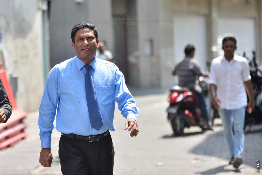 ގާނޫނު އަސާސީއާ ހިލާފަށް ބާއްވާ ޖަލްސާއެއް ކަމަށް ބުނެ އިދިކޮޅު މެމްބަރުން ވަނީ މިއަދު ބޭއްވި ޖަލްސާ ބޮއިކޮޓް ކޮށްފައި. ގާނޫނު އަސާސީ ބުނާ ގޮތުން، ރައްޔިތުން އަމަލުކުރަން ޖެހޭ ކަމެއް މަޖިލީހުން ނިންމާއިރު 43 މެމްބަރުން މަޖިލީހަށް ހާޒިރުވެ ތިބެން ޖެހޭނެ---ސަން ފޮޓޯ/ މުހައްމަދު އަފްރާހް 