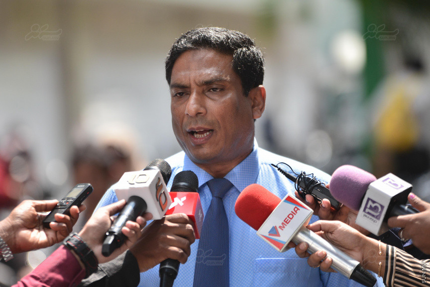 ގާނޫނު އަސާސީއާ ހިލާފަށް ބާއްވާ ޖަލްސާއެއް ކަމަށް ބުނެ އިދިކޮޅު މެމްބަރުން ވަނީ މިއަދު ބޭއްވި ޖަލްސާ ބޮއިކޮޓް ކޮށްފައި. ގާނޫނު އަސާސީ ބުނާ ގޮތުން، ރައްޔިތުން އަމަލުކުރަން ޖެހޭ ކަމެއް މަޖިލީހުން ނިންމާއިރު 43 މެމްބަރުން މަޖިލީހަށް ހާޒިރުވެ ތިބެން ޖެހޭނެ---ސަން ފޮޓޯ/ މުހައްމަދު އަފްރާހް 