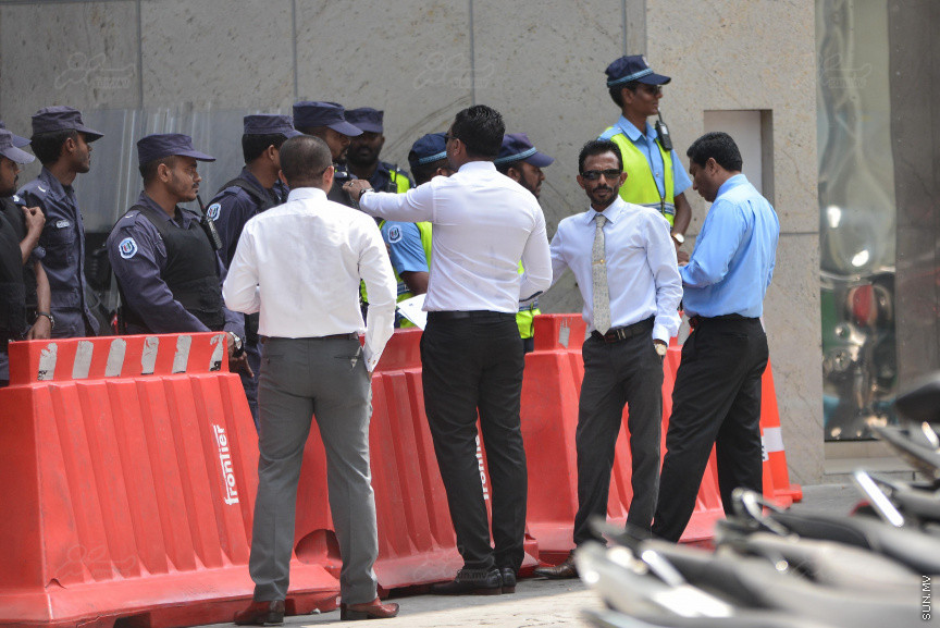 މިއަދުގެ ޖަލްސާއަށް، ގޮނޑި ގެއްލިފައިވާ ކަމަށް އިލެކްޝަން ކޮމިޝަނުން ކަނޑައެޅި މެމްބަރުންގެ ތެރެއިން ބައެއް މެމްބަރުން ވަނުމަށް މަސައްކަތްކުރި. އެހެން ނަމަވެސް ސެކިއުރިޓީ ބަލަހައްޓާ ފަރާތްތަކުން ވަނީ އެ މެމްބަރުންނަށް ނުވަދެވޭނެ ކަމަށް އަންގާފައި
ގޮނޑި ގެއްލިފައިވާ ކަމަށް ކަނޑައަޅާފައި ތިބި 12 މެމްބަރުންގެ ގޮނޑި ނުގެއްލޭ ކަމަށް ކަނޑައަޅައި ސުޕްރީމް ކޯޓުން މިމަހުގެ އެއްވަނަ ދުވަހު ނެރުނު އަމުރާއެކު މިއަދުގެ ޖަލްސާއަށް އެ މެމްބަރުންނަށް ވެސް މަޖިލީހުގެ އިދާރާއިން ދައުވަތު ދެއްވި
ނަމަވެސް ރޭގެ ވަގުތެއްގައި ފެބްރުއަރީ އެއްވަނަ ދުވަހު ސުޕްރީމް ކޯޓުން ކުރި އަމުރުގައި މެމްބަރުންގެ ގޮނޑި ނުގެއްލޭ ކަމަށް ކަނޑައެޅި ބަޔަށް އަމަލު ކުރުން ފަސްކުރުމަށް އަމުރުކުރުމުން، މަޖިލީހުގެ ޖަލްސާއަށް ފޮނުވި ދައުވަތު ވަނީ އަނބުރާ ގެންގޮސްފައި---ސަން ފޮޓޯ/ މުހައްމަދު އަފްރާހް 