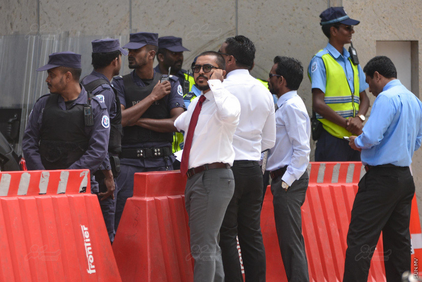 ގާނޫނު އަސާސީއާ ހިލާފަށް ބާއްވާ ޖަލްސާއެއް ކަމަށް ބުނެ އިދިކޮޅު މެމްބަރުން ވަނީ މިއަދު ބޭއްވި ޖަލްސާ ބޮއިކޮޓް ކޮށްފައި. ގާނޫނު އަސާސީ ބުނާ ގޮތުން، ރައްޔިތުން އަމަލުކުރަން ޖެހޭ ކަމެއް މަޖިލީހުން ނިންމާއިރު 43 މެމްބަރުން މަޖިލީހަށް ހާޒިރުވެ ތިބެން ޖެހޭނެ---ސަން ފޮޓޯ/ މުހައްމަދު އަފްރާހް 