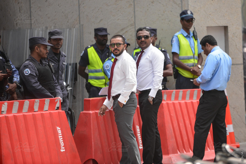 މިއަދުގެ ޖަލްސާއަށް، ގޮނޑި ގެއްލިފައިވާ ކަމަށް އިލެކްޝަން ކޮމިޝަނުން ކަނޑައެޅި މެމްބަރުންގެ ތެރެއިން ބައެއް މެމްބަރުން ވަނުމަށް މަސައްކަތްކުރި. އެހެން ނަމަވެސް ސެކިއުރިޓީ ބަލަހައްޓާ ފަރާތްތަކުން ވަނީ އެ މެމްބަރުންނަށް ނުވަދެވޭނެ ކަމަށް އަންގާފައި
ގޮނޑި ގެއްލިފައިވާ ކަމަށް ކަނޑައަޅާފައި ތިބި 12 މެމްބަރުންގެ ގޮނޑި ނުގެއްލޭ ކަމަށް ކަނޑައަޅައި ސުޕްރީމް ކޯޓުން މިމަހުގެ އެއްވަނަ ދުވަހު ނެރުނު އަމުރާއެކު މިއަދުގެ ޖަލްސާއަށް އެ މެމްބަރުންނަށް ވެސް މަޖިލީހުގެ އިދާރާއިން ދައުވަތު ދެއްވި
ނަމަވެސް ރޭގެ ވަގުތެއްގައި ފެބްރުއަރީ އެއްވަނަ ދުވަހު ސުޕްރީމް ކޯޓުން ކުރި އަމުރުގައި މެމްބަރުންގެ ގޮނޑި ނުގެއްލޭ ކަމަށް ކަނޑައެޅި ބަޔަށް އަމަލު ކުރުން ފަސްކުރުމަށް އަމުރުކުރުމުން، މަޖިލީހުގެ ޖަލްސާއަށް ފޮނުވި ދައުވަތު ވަނީ އަނބުރާ ގެންގޮސްފައި---ސަން ފޮޓޯ/ މުހައްމަދު އަފްރާހް 