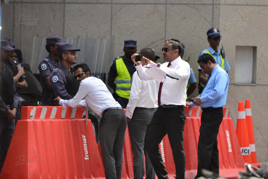 މިއަދުގެ ޖަލްސާއަށް، ގޮނޑި ގެއްލިފައިވާ ކަމަށް އިލެކްޝަން ކޮމިޝަނުން ކަނޑައެޅި މެމްބަރުންގެ ތެރެއިން ބައެއް މެމްބަރުން ވަނުމަށް މަސައްކަތްކުރި. އެހެން ނަމަވެސް ސެކިއުރިޓީ ބަލަހައްޓާ ފަރާތްތަކުން ވަނީ އެ މެމްބަރުންނަށް ނުވަދެވޭނެ ކަމަށް އަންގާފައި
ގޮނޑި ގެއްލިފައިވާ ކަމަށް ކަނޑައަޅާފައި ތިބި 12 މެމްބަރުންގެ ގޮނޑި ނުގެއްލޭ ކަމަށް ކަނޑައަޅައި ސުޕްރީމް ކޯޓުން މިމަހުގެ އެއްވަނަ ދުވަހު ނެރުނު އަމުރާއެކު މިއަދުގެ ޖަލްސާއަށް އެ މެމްބަރުންނަށް ވެސް މަޖިލީހުގެ އިދާރާއިން ދައުވަތު ދެއްވި
ނަމަވެސް ރޭގެ ވަގުތެއްގައި ފެބްރުއަރީ އެއްވަނަ ދުވަހު ސުޕްރީމް ކޯޓުން ކުރި އަމުރުގައި މެމްބަރުންގެ ގޮނޑި ނުގެއްލޭ ކަމަށް ކަނޑައެޅި ބަޔަށް އަމަލު ކުރުން ފަސްކުރުމަށް އަމުރުކުރުމުން، މަޖިލީހުގެ ޖަލްސާއަށް ފޮނުވި ދައުވަތު ވަނީ އަނބުރާ ގެންގޮސްފައި---ސަން ފޮޓޯ/ މުހައްމަދު އަފްރާހް 