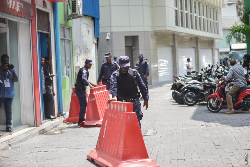 ރައްޔިތުން މަޖިލީހުގެ ދައުރުން ބޭރުން މިއަދު ބޭއްވި ހާއްސަ ޖަލްސާއަށް މަޖިލީހުގެ އިދާރާ ހިމެނޭ ހުރިހާ މަގެއް ބަންދުކޮށް، ސެކިރިޓީ ވަނީ ވަރުގަދަ ކޮށްފައި، އެގޮތުން މީޑިއާތަކަށް ވެސް އެ މަގުތަކަށް ނުވަދެވޭއިރު، މަޖިލީހުގެ ބޭރުގައި ގިނަ އަދަދެއްގެ ފުލުހުންނާއި ސިފައިން ދަނީ ހަރަކާތްތެރިވަމުން
މިއަދުގެ ޖަލްސާއަށް އެޖެންޑާ ކޮށްފައިވަނީ ރައީސް އަބްދުﷲ ޔާމީން އިއުލާނުކުރައްވާފައިވާ ކުއްލި ނުރައްކަލުގެ ހާލަތުގެ ގަރާރު މަޖިލީހަށް ހުށަހެޅުމަށް---ސަން ފޮޓޯ/ މުހައްމަދު އަފްރާހް