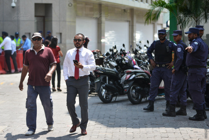 ގާނޫނު އަސާސީއާ ހިލާފަށް ބާއްވާ ޖަލްސާއެއް ކަމަށް ބުނެ އިދިކޮޅު މެމްބަރުން ވަނީ މިއަދު ބޭއްވި ޖަލްސާ ބޮއިކޮޓް ކޮށްފައި. ގާނޫނު އަސާސީ ބުނާ ގޮތުން، ރައްޔިތުން އަމަލުކުރަން ޖެހޭ ކަމެއް މަޖިލީހުން ނިންމާއިރު 43 މެމްބަރުން މަޖިލީހަށް ހާޒިރުވެ ތިބެން ޖެހޭނެ---ސަން ފޮޓޯ/ މުހައްމަދު އަފްރާހް 