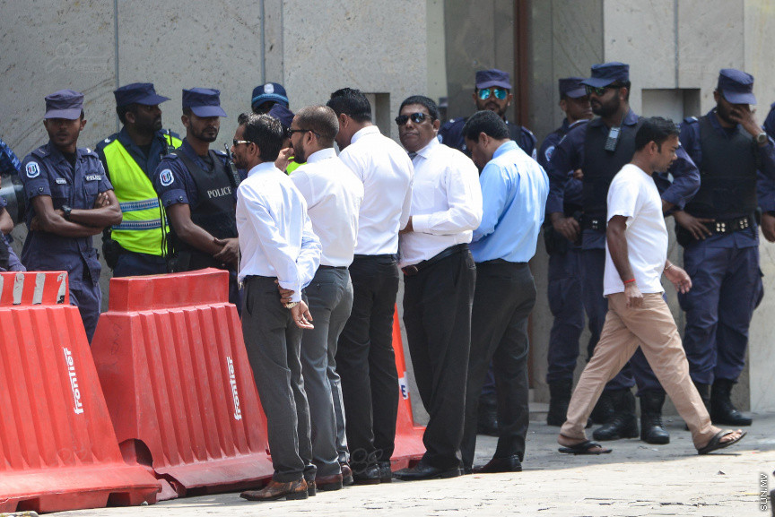 މިއަދުގެ ޖަލްސާއަށް، ގޮނޑި ގެއްލިފައިވާ ކަމަށް އިލެކްޝަން ކޮމިޝަނުން ކަނޑައެޅި މެމްބަރުންގެ ތެރެއިން ބައެއް މެމްބަރުން ވަނުމަށް މަސައްކަތްކުރި. އެހެން ނަމަވެސް ސެކިއުރިޓީ ބަލަހައްޓާ ފަރާތްތަކުން ވަނީ އެ މެމްބަރުންނަށް ނުވަދެވޭނެ ކަމަށް އަންގާފައި
ގޮނޑި ގެއްލިފައިވާ ކަމަށް ކަނޑައަޅާފައި ތިބި 12 މެމްބަރުންގެ ގޮނޑި ނުގެއްލޭ ކަމަށް ކަނޑައަޅައި ސުޕްރީމް ކޯޓުން މިމަހުގެ އެއްވަނަ ދުވަހު ނެރުނު އަމުރާއެކު މިއަދުގެ ޖަލްސާއަށް އެ މެމްބަރުންނަށް ވެސް މަޖިލީހުގެ އިދާރާއިން ދައުވަތު ދެއްވި
ނަމަވެސް ރޭގެ ވަގުތެއްގައި ފެބްރުއަރީ އެއްވަނަ ދުވަހު ސުޕްރީމް ކޯޓުން ކުރި އަމުރުގައި މެމްބަރުންގެ ގޮނޑި ނުގެއްލޭ ކަމަށް ކަނޑައެޅި ބަޔަށް އަމަލު ކުރުން ފަސްކުރުމަށް އަމުރުކުރުމުން، މަޖިލީހުގެ ޖަލްސާއަށް ފޮނުވި ދައުވަތު ވަނީ އަނބުރާ ގެންގޮސްފައި---ސަން ފޮޓޯ/ މުހައްމަދު އަފްރާހް 