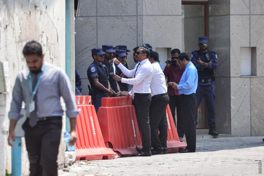 މިއަދުގެ ޖަލްސާއަށް، ގޮނޑި ގެއްލިފައިވާ ކަމަށް އިލެކްޝަން ކޮމިޝަނުން ކަނޑައެޅި މެމްބަރުންގެ ތެރެއިން ބައެއް މެމްބަރުން ވަނުމަށް މަސައްކަތްކުރި. އެހެން ނަމަވެސް ސެކިއުރިޓީ ބަލަހައްޓާ ފަރާތްތަކުން ވަނީ އެ މެމްބަރުންނަށް ނުވަދެވޭނެ ކަމަށް އަންގާފައި
ގޮނޑި ގެއްލިފައިވާ ކަމަށް ކަނޑައަޅާފައި ތިބި 12 މެމްބަރުންގެ ގޮނޑި ނުގެއްލޭ ކަމަށް ކަނޑައަޅައި ސުޕްރީމް ކޯޓުން މިމަހުގެ އެއްވަނަ ދުވަހު ނެރުނު އަމުރާއެކު މިއަދުގެ ޖަލްސާއަށް އެ މެމްބަރުންނަށް ވެސް މަޖިލީހުގެ އިދާރާއިން ދައުވަތު ދެއްވި
ނަމަވެސް ރޭގެ ވަގުތެއްގައި ފެބްރުއަރީ އެއްވަނަ ދުވަހު ސުޕްރީމް ކޯޓުން ކުރި އަމުރުގައި މެމްބަރުންގެ ގޮނޑި ނުގެއްލޭ ކަމަށް ކަނޑައެޅި ބަޔަށް އަމަލު ކުރުން ފަސްކުރުމަށް އަމުރުކުރުމުން، މަޖިލީހުގެ ޖަލްސާއަށް ފޮނުވި ދައުވަތު ވަނީ އަނބުރާ ގެންގޮސްފައި---ސަން ފޮޓޯ/ މުހައްމަދު އަފްރާހް 