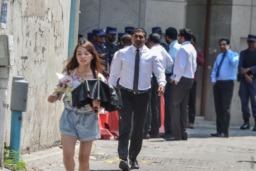މިއަދުގެ ޖަލްސާއަށް، ގޮނޑި ގެއްލިފައިވާ ކަމަށް އިލެކްޝަން ކޮމިޝަނުން ކަނޑައެޅި މެމްބަރުންގެ ތެރެއިން ބައެއް މެމްބަރުން ވަނުމަށް މަސައްކަތްކުރި. އެހެން ނަމަވެސް ސެކިއުރިޓީ ބަލަހައްޓާ ފަރާތްތަކުން ވަނީ އެ މެމްބަރުންނަށް ނުވަދެވޭނެ ކަމަށް އަންގާފައި
ގޮނޑި ގެއްލިފައިވާ ކަމަށް ކަނޑައަޅާފައި ތިބި 12 މެމްބަރުންގެ ގޮނޑި ނުގެއްލޭ ކަމަށް ކަނޑައަޅައި ސުޕްރީމް ކޯޓުން މިމަހުގެ އެއްވަނަ ދުވަހު ނެރުނު އަމުރާއެކު މިއަދުގެ ޖަލްސާއަށް އެ މެމްބަރުންނަށް ވެސް މަޖިލީހުގެ އިދާރާއިން ދައުވަތު ދެއްވި
ނަމަވެސް ރޭގެ ވަގުތެއްގައި ފެބްރުއަރީ އެއްވަނަ ދުވަހު ސުޕްރީމް ކޯޓުން ކުރި އަމުރުގައި މެމްބަރުންގެ ގޮނޑި ނުގެއްލޭ ކަމަށް ކަނޑައެޅި ބަޔަށް އަމަލު ކުރުން ފަސްކުރުމަށް އަމުރުކުރުމުން، މަޖިލީހުގެ ޖަލްސާއަށް ފޮނުވި ދައުވަތު ވަނީ އަނބުރާ ގެންގޮސްފައި---ސަން ފޮޓޯ/ މުހައްމަދު އަފްރާހް 