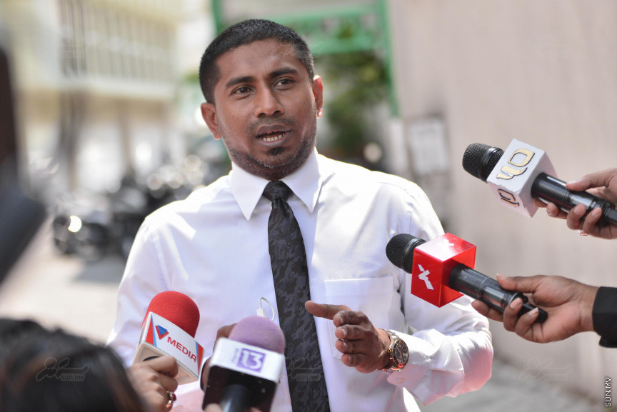 ގާނޫނު އަސާސީއާ ހިލާފަށް ބާއްވާ ޖަލްސާއެއް ކަމަށް ބުނެ އިދިކޮޅު މެމްބަރުން ވަނީ މިއަދު ބޭއްވި ޖަލްސާ ބޮއިކޮޓް ކޮށްފައި. ގާނޫނު އަސާސީ ބުނާ ގޮތުން، ރައްޔިތުން އަމަލުކުރަން ޖެހޭ ކަމެއް މަޖިލީހުން ނިންމާއިރު 43 މެމްބަރުން މަޖިލީހަށް ހާޒިރުވެ ތިބެން ޖެހޭނެ---ސަން ފޮޓޯ/ މުހައްމަދު އަފްރާހް 