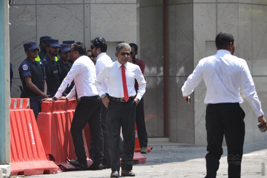 ގާނޫނު އަސާސީއާ ހިލާފަށް ބާއްވާ ޖަލްސާއެއް ކަމަށް ބުނެ އިދިކޮޅު މެމްބަރުން ވަނީ މިއަދު ބޭއްވި ޖަލްސާ ބޮއިކޮޓް ކޮށްފައި. ގާނޫނު އަސާސީ ބުނާ ގޮތުން، ރައްޔިތުން އަމަލުކުރަން ޖެހޭ ކަމެއް މަޖިލީހުން ނިންމާއިރު 43 މެމްބަރުން މަޖިލީހަށް ހާޒިރުވެ ތިބެން ޖެހޭނެ---ސަން ފޮޓޯ/ މުހައްމަދު އަފްރާހް 