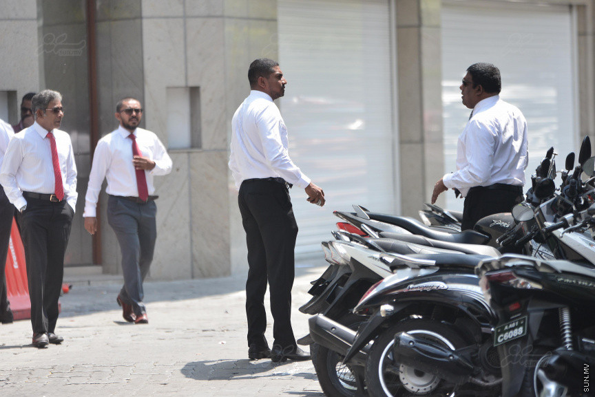 ގާނޫނު އަސާސީއާ ހިލާފަށް ބާއްވާ ޖަލްސާއެއް ކަމަށް ބުނެ އިދިކޮޅު މެމްބަރުން ވަނީ މިއަދު ބޭއްވި ޖަލްސާ ބޮއިކޮޓް ކޮށްފައި. ގާނޫނު އަސާސީ ބުނާ ގޮތުން، ރައްޔިތުން އަމަލުކުރަން ޖެހޭ ކަމެއް މަޖިލީހުން ނިންމާއިރު 43 މެމްބަރުން މަޖިލީހަށް ހާޒިރުވެ ތިބެން ޖެހޭނެ---ސަން ފޮޓޯ/ މުހައްމަދު އަފްރާހް 