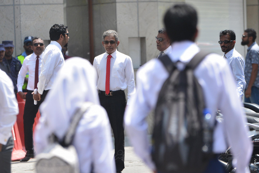 ގާނޫނު އަސާސީއާ ހިލާފަށް ބާއްވާ ޖަލްސާއެއް ކަމަށް ބުނެ އިދިކޮޅު މެމްބަރުން ވަނީ މިއަދު ބޭއްވި ޖަލްސާ ބޮއިކޮޓް ކޮށްފައި. ގާނޫނު އަސާސީ ބުނާ ގޮތުން، ރައްޔިތުން އަމަލުކުރަން ޖެހޭ ކަމެއް މަޖިލީހުން ނިންމާއިރު 43 މެމްބަރުން މަޖިލީހަށް ހާޒިރުވެ ތިބެން ޖެހޭނެ---ސަން ފޮޓޯ/ މުހައްމަދު އަފްރާހް 