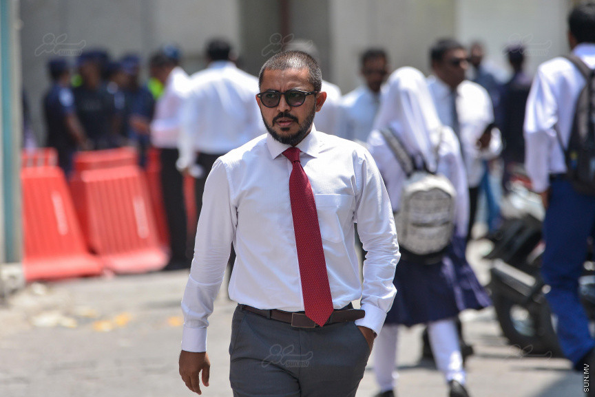 ގާނޫނު އަސާސީއާ ހިލާފަށް ބާއްވާ ޖަލްސާއެއް ކަމަށް ބުނެ އިދިކޮޅު މެމްބަރުން ވަނީ މިއަދު ބޭއްވި ޖަލްސާ ބޮއިކޮޓް ކޮށްފައި. ގާނޫނު އަސާސީ ބުނާ ގޮތުން، ރައްޔިތުން އަމަލުކުރަން ޖެހޭ ކަމެއް މަޖިލީހުން ނިންމާއިރު 43 މެމްބަރުން މަޖިލީހަށް ހާޒިރުވެ ތިބެން ޖެހޭނެ---ސަން ފޮޓޯ/ މުހައްމަދު އަފްރާހް 
