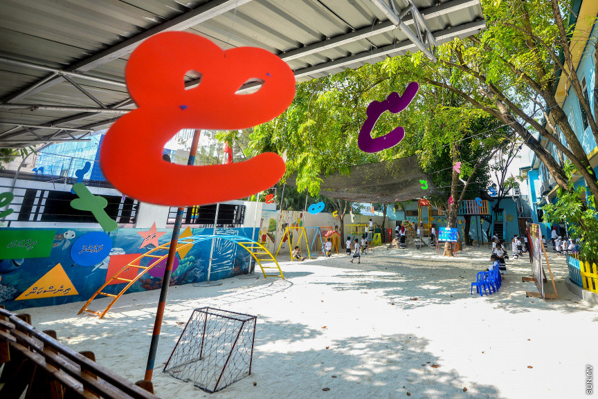 ބައިނަލްއަޤްވާމީ މާދަރީ ބަހުގެ ދުވަސް ފާހަގަކުރުން: ކޮންމެ އަހަރެއްގެ ފެބްރުއަރީ މަހުގެ 21 ވަނަ ދުވަސް ބައިނަލްއަޤްވާމީ މާދަރީ ބަހުގެ ދުވަހުގެ ގޮތުގައި ދުނިޔޭގެ ހުރިހާ ތަނެއްގައިވެސް ފާހަގަކުރަން ޔުނެސްކޯއިން ނިންމީ 2000 ވަނަ އަހަރުގައެވެ. މިދުވަސް ފާހަގަކުރުމުގެ ބޭނުމަކީ އިންސާނުން ވާހަކަދައްކާ ބަސްބަހުގައި ހުރި ޚާއްޞަ ސިފަތައް ފާހަގަކޮށް ބަސްތައް ރައްކާތެރިކަމާއި މާދަރީ ބަހުން ތަޢުލީމް ދިނުމާ މެދު މީހުންގެ ހޭލުންތެރިކަން އިތުރު ކުރުން ---ސަން ފޮޓޯ/ މުހައްމަދު އަފްރާހް