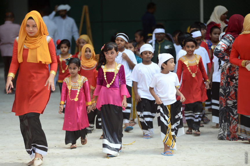 ބައިނަލްއަޤްވާމީ މާދަރީ ބަހުގެ ދުވަސް ފާހަގަކުރުން: ކޮންމެ އަހަރެއްގެ ފެބްރުއަރީ މަހުގެ 21 ވަނަ ދުވަސް ބައިނަލްއަޤްވާމީ މާދަރީ ބަހުގެ ދުވަހުގެ ގޮތުގައި ދުނިޔޭގެ ހުރިހާ ތަނެއްގައިވެސް ފާހަގަކުރަން ޔުނެސްކޯއިން ނިންމީ 2000 ވަނަ އަހަރުގައެވެ. މިދުވަސް ފާހަގަކުރުމުގެ ބޭނުމަކީ އިންސާނުން ވާހަކަދައްކާ ބަސްބަހުގައި ހުރި ޚާއްޞަ ސިފަތައް ފާހަގަކޮށް ބަސްތައް ރައްކާތެރިކަމާއި މާދަރީ ބަހުން ތަޢުލީމް ދިނުމާ މެދު މީހުންގެ ހޭލުންތެރިކަން އިތުރު ކުރުން ---ސަން ފޮޓޯ/ މުހައްމަދު އަފްރާހް