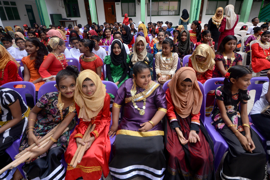 ބައިނަލްއަޤްވާމީ މާދަރީ ބަހުގެ ދުވަސް ފާހަގަކުރުން: ކޮންމެ އަހަރެއްގެ ފެބްރުއަރީ މަހުގެ 21 ވަނަ ދުވަސް ބައިނަލްއަޤްވާމީ މާދަރީ ބަހުގެ ދުވަހުގެ ގޮތުގައި ދުނިޔޭގެ ހުރިހާ ތަނެއްގައިވެސް ފާހަގަކުރަން ޔުނެސްކޯއިން ނިންމީ 1999 ވަނަ އަހަރުގައެވެ. މިދުވަސް ފާހަގަކުރުމުގެ ބޭނުމަކީ އިންސާނުން ވާހަކަދައްކާ ބަސްބަހުގައި ހުރި ޚާއްޞަ ސިފަތައް ފާހަގަކޮށް ބަސްތައް ރައްކާތެރިކަމާއި މާދަރީ ބަހުން ތަޢުލީމް ދިނުމާ މެދު މީހުންގެ ހޭލުންތެރިކަން އިތުރު ކުރުން ---ސަން ފޮޓޯ/ މުހައްމަދު އަފްރާހް