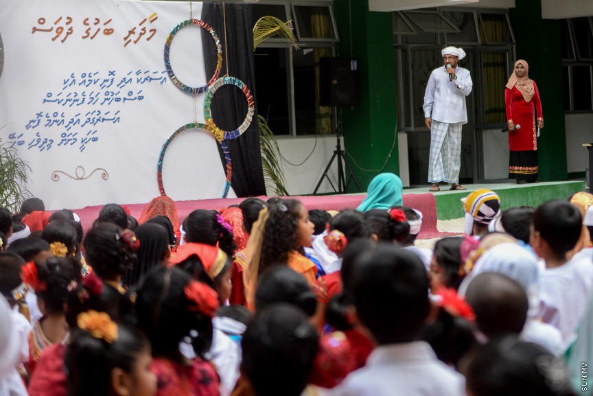 ބައިނަލްއަޤްވާމީ މާދަރީ ބަހުގެ ދުވަސް ފާހަގަކުރުން: ކޮންމެ އަހަރެއްގެ ފެބްރުއަރީ މަހުގެ 21 ވަނަ ދުވަސް ބައިނަލްއަޤްވާމީ މާދަރީ ބަހުގެ ދުވަހުގެ ގޮތުގައި ދުނިޔޭގެ ހުރިހާ ތަނެއްގައިވެސް ފާހަގަކުރަން ޔުނެސްކޯއިން ނިންމީ 2000 ވަނަ އަހަރުގައެވެ. މިދުވަސް ފާހަގަކުރުމުގެ ބޭނުމަކީ އިންސާނުން ވާހަކަދައްކާ ބަސްބަހުގައި ހުރި ޚާއްޞަ ސިފަތައް ފާހަގަކޮށް ބަސްތައް ރައްކާތެރިކަމާއި މާދަރީ ބަހުން ތަޢުލީމް ދިނުމާ މެދު މީހުންގެ ހޭލުންތެރިކަން އިތުރު ކުރުން ---ސަން ފޮޓޯ/ މުހައްމަދު އަފްރާހް