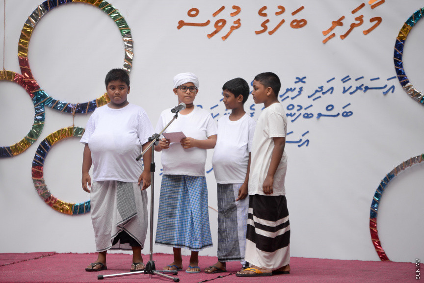 ބައިނަލްއަޤްވާމީ މާދަރީ ބަހުގެ ދުވަސް ފާހަގަކުރުން: ކޮންމެ އަހަރެއްގެ ފެބްރުއަރީ މަހުގެ 21 ވަނަ ދުވަސް ބައިނަލްއަޤްވާމީ މާދަރީ ބަހުގެ ދުވަހުގެ ގޮތުގައި ދުނިޔޭގެ ހުރިހާ ތަނެއްގައިވެސް ފާހަގަކުރަން ޔުނެސްކޯއިން ނިންމީ 2000 ވަނަ އަހަރުގައެވެ. މިދުވަސް ފާހަގަކުރުމުގެ ބޭނުމަކީ އިންސާނުން ވާހަކަދައްކާ ބަސްބަހުގައި ހުރި ޚާއްޞަ ސިފަތައް ފާހަގަކޮށް ބަސްތައް ރައްކާތެރިކަމާއި މާދަރީ ބަހުން ތަޢުލީމް ދިނުމާ މެދު މީހުންގެ ހޭލުންތެރިކަން އިތުރު ކުރުން ---ސަން ފޮޓޯ/ މުހައްމަދު އަފްރާހް