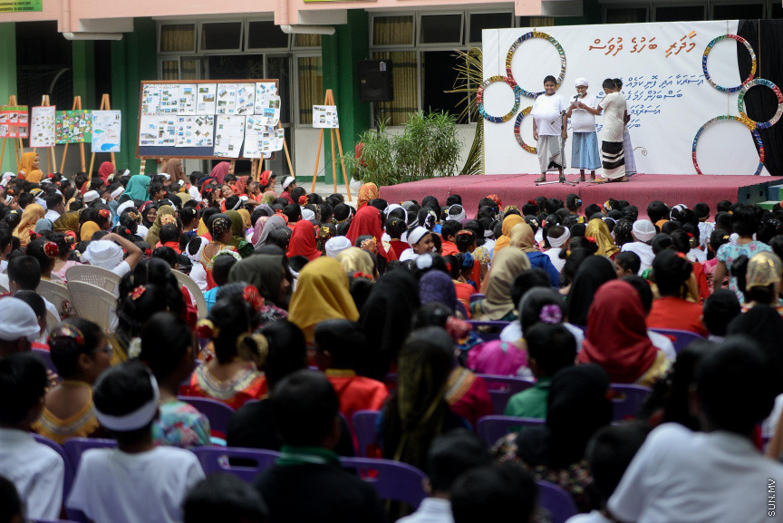 ބައިނަލްއަޤްވާމީ މާދަރީ ބަހުގެ ދުވަސް ފާހަގަކުރުން: ކޮންމެ އަހަރެއްގެ ފެބްރުއަރީ މަހުގެ 21 ވަނަ ދުވަސް ބައިނަލްއަޤްވާމީ މާދަރީ ބަހުގެ ދުވަހުގެ ގޮތުގައި ދުނިޔޭގެ ހުރިހާ ތަނެއްގައިވެސް ފާހަގަކުރަން ޔުނެސްކޯއިން ނިންމީ 2000 ވަނަ އަހަރުގައެވެ. މިދުވަސް ފާހަގަކުރުމުގެ ބޭނުމަކީ އިންސާނުން ވާހަކަދައްކާ ބަސްބަހުގައި ހުރި ޚާއްޞަ ސިފަތައް ފާހަގަކޮށް ބަސްތައް ރައްކާތެރިކަމާއި މާދަރީ ބަހުން ތަޢުލީމް ދިނުމާ މެދު މީހުންގެ ހޭލުންތެރިކަން އިތުރު ކުރުން ---ސަން ފޮޓޯ/ މުހައްމަދު އަފްރާހް