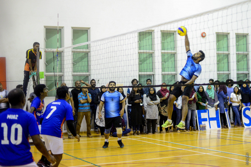 އެމްއެންޔޫއެސްޔޫގެ އިންޓަ ފެކަލްޓީ ވޮލީ މުބާރާތުގެ އަންހެން އަދި ފިރިހެން ޑިިވިޝަންގެ ފައިނަލް މެޗާއި ނިންމުމުގެ ރަސްމިއްޔާތުގެ ތެރެއިން --- ސަން ފޮޓޯ/ މުހައްމަދު އަފްރާހް
