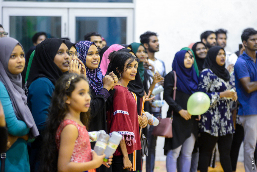އެމްއެންޔޫއެސްޔޫގެ އިންޓަ ފެކަލްޓީ ވޮލީ މުބާރާތުގެ އަންހެން އަދި ފިރިހެން ޑިިވިޝަންގެ ފައިނަލް މެޗާއި ނިންމުމުގެ ރަސްމިއްޔާތުގެ ތެރެއިން --- ސަން ފޮޓޯ/ މުހައްމަދު އަފްރާހް

