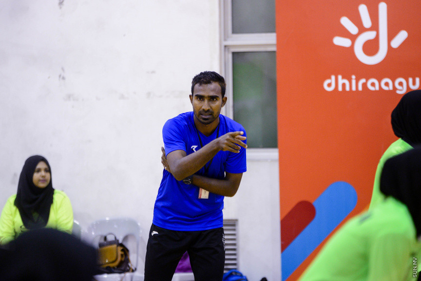 އެމްއެންޔޫއެސްޔޫގެ އިންޓަ ފެކަލްޓީ ވޮލީ މުބާރާތުގެ އަންހެން އަދި ފިރިހެން ޑިިވިޝަންގެ ފައިނަލް މެޗާއި ނިންމުމުގެ ރަސްމިއްޔާތުގެ ތެރެއިން --- ސަން ފޮޓޯ/ މުހައްމަދު އަފްރާހް
