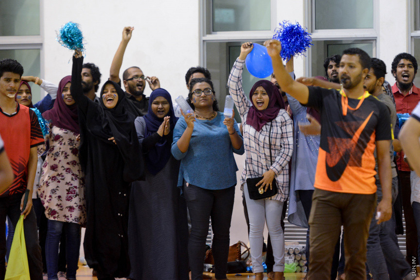 އެމްއެންޔޫއެސްޔޫގެ އިންޓަ ފެކަލްޓީ ވޮލީ މުބާރާތުގެ އަންހެން އަދި ފިރިހެން ޑިިވިޝަންގެ ފައިނަލް މެޗާއި ނިންމުމުގެ ރަސްމިއްޔާތުގެ ތެރެއިން --- ސަން ފޮޓޯ/ މުހައްމަދު އަފްރާހް
