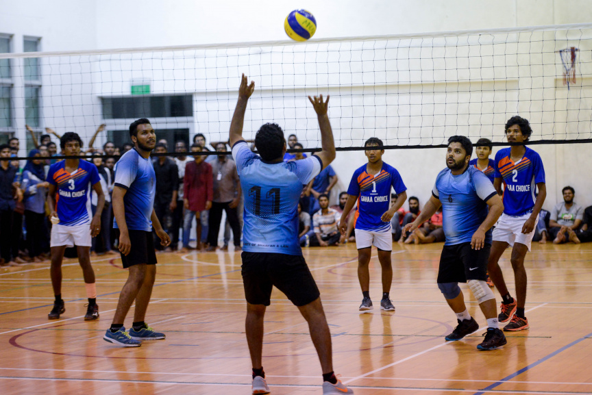 އެމްއެންޔޫއެސްޔޫގެ އިންޓަ ފެކަލްޓީ ވޮލީ މުބާރާތުގެ އަންހެން އަދި ފިރިހެން ޑިިވިޝަންގެ ފައިނަލް މެޗާއި ނިންމުމުގެ ރަސްމިއްޔާތުގެ ތެރެއިން --- ސަން ފޮޓޯ/ މުހައްމަދު އަފްރާހް
