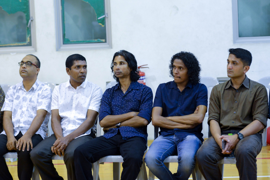 އެމްއެންޔޫއެސްޔޫގެ އިންޓަ ފެކަލްޓީ ވޮލީ މުބާރާތުގެ އަންހެން އަދި ފިރިހެން ޑިިވިޝަންގެ ފައިނަލް މެޗާއި ނިންމުމުގެ ރަސްމިއްޔާތުގެ ތެރެއިން --- ސަން ފޮޓޯ/ މުހައްމަދު އަފްރާހް
