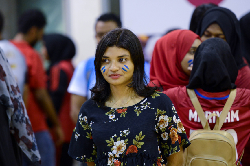 އެމްއެންޔޫއެސްޔޫގެ އިންޓަ ފެކަލްޓީ ވޮލީ މުބާރާތުގެ އަންހެން އަދި ފިރިހެން ޑިިވިޝަންގެ ފައިނަލް މެޗާއި ނިންމުމުގެ ރަސްމިއްޔާތުގެ ތެރެއިން --- ސަން ފޮޓޯ/ މުހައްމަދު އަފްރާހް
