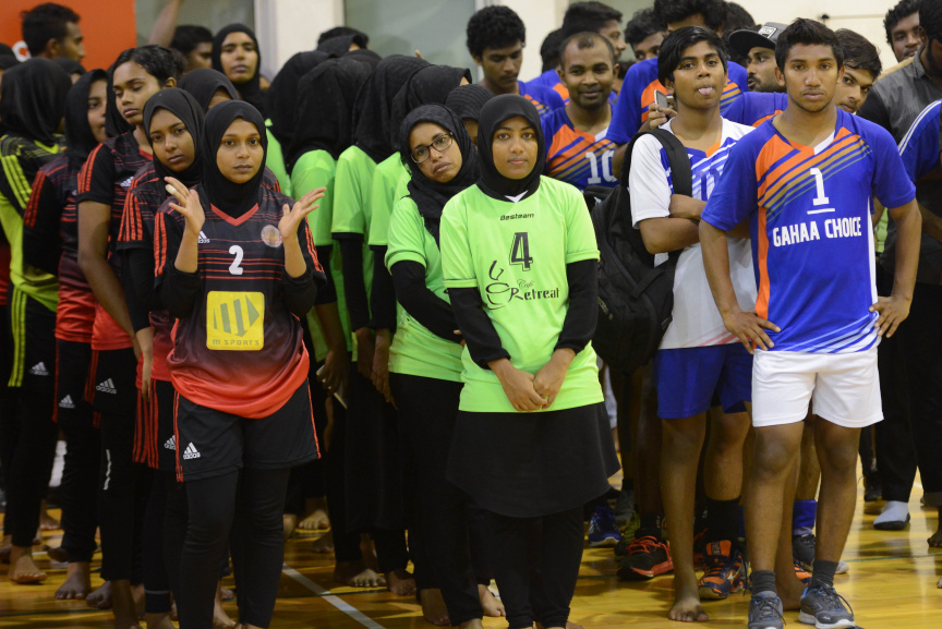 އެމްއެންޔޫއެސްޔޫގެ އިންޓަ ފެކަލްޓީ ވޮލީ މުބާރާތުގެ އަންހެން އަދި ފިރިހެން ޑިިވިޝަންގެ ފައިނަލް މެޗާއި ނިންމުމުގެ ރަސްމިއްޔާތުގެ ތެރެއިން --- ސަން ފޮޓޯ/ މުހައްމަދު އަފްރާހް
