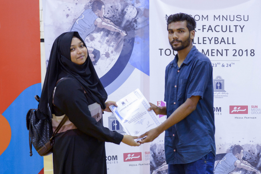 އެމްއެންޔޫއެސްޔޫގެ އިންޓަ ފެކަލްޓީ ވޮލީ މުބާރާތުގެ އަންހެން އަދި ފިރިހެން ޑިިވިޝަންގެ ފައިނަލް މެޗާއި ނިންމުމުގެ ރަސްމިއްޔާތުގެ ތެރެއިން --- ސަން ފޮޓޯ/ މުހައްމަދު އަފްރާހް
