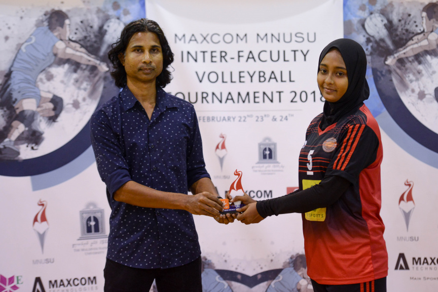 އެމްއެންޔޫއެސްޔޫގެ އިންޓަ ފެކަލްޓީ ވޮލީ މުބާރާތުގެ އަންހެން އަދި ފިރިހެން ޑިިވިޝަންގެ ފައިނަލް މެޗާއި ނިންމުމުގެ ރަސްމިއްޔާތުގެ ތެރެއިން --- ސަން ފޮޓޯ/ މުހައްމަދު އަފްރާހް
