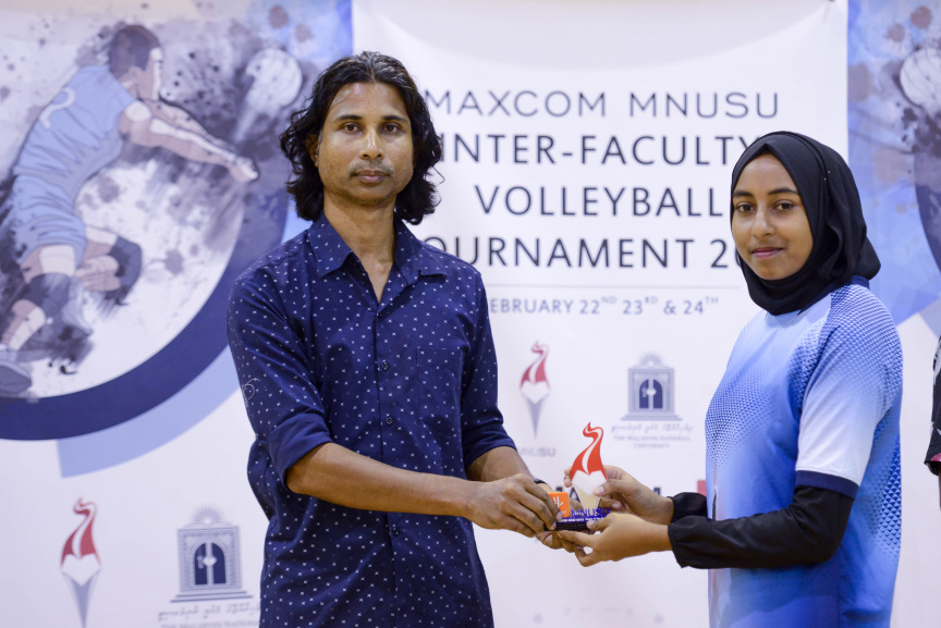 އެމްއެންޔޫއެސްޔޫގެ އިންޓަ ފެކަލްޓީ ވޮލީ މުބާރާތުގެ އަންހެން އަދި ފިރިހެން ޑިިވިޝަންގެ ފައިނަލް މެޗާއި ނިންމުމުގެ ރަސްމިއްޔާތުގެ ތެރެއިން --- ސަން ފޮޓޯ/ މުހައްމަދު އަފްރާހް
