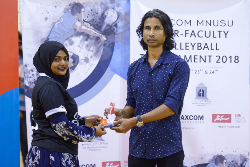 އެމްއެންޔޫއެސްޔޫގެ އިންޓަ ފެކަލްޓީ ވޮލީ މުބާރާތުގެ އަންހެން އަދި ފިރިހެން ޑިިވިޝަންގެ ފައިނަލް މެޗާއި ނިންމުމުގެ ރަސްމިއްޔާތުގެ ތެރެއިން --- ސަން ފޮޓޯ/ މުހައްމަދު އަފްރާހް

