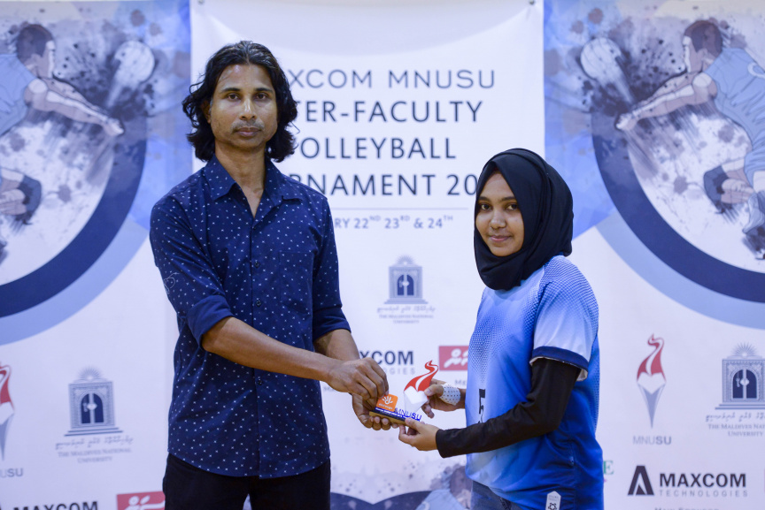 އެމްއެންޔޫއެސްޔޫގެ އިންޓަ ފެކަލްޓީ ވޮލީ މުބާރާތުގެ އަންހެން އަދި ފިރިހެން ޑިިވިޝަންގެ ފައިނަލް މެޗާއި ނިންމުމުގެ ރަސްމިއްޔާތުގެ ތެރެއިން --- ސަން ފޮޓޯ/ މުހައްމަދު އަފްރާހް
