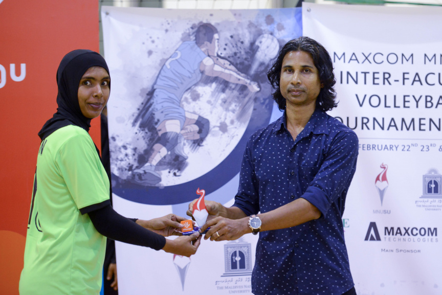 އެމްއެންޔޫއެސްޔޫގެ އިންޓަ ފެކަލްޓީ ވޮލީ މުބާރާތުގެ އަންހެން އަދި ފިރިހެން ޑިިވިޝަންގެ ފައިނަލް މެޗާއި ނިންމުމުގެ ރަސްމިއްޔާތުގެ ތެރެއިން --- ސަން ފޮޓޯ/ މުހައްމަދު އަފްރާހް
