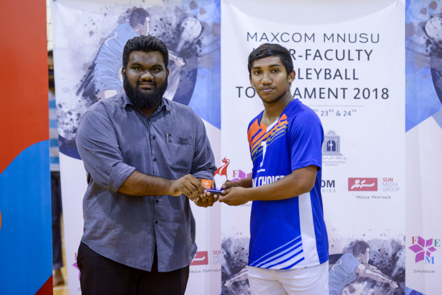 އެމްއެންޔޫއެސްޔޫގެ އިންޓަ ފެކަލްޓީ ވޮލީ މުބާރާތުގެ އަންހެން އަދި ފިރިހެން ޑިިވިޝަންގެ ފައިނަލް މެޗާއި ނިންމުމުގެ ރަސްމިއްޔާތުގެ ތެރެއިން --- ސަން ފޮޓޯ/ މުހައްމަދު އަފްރާހް
