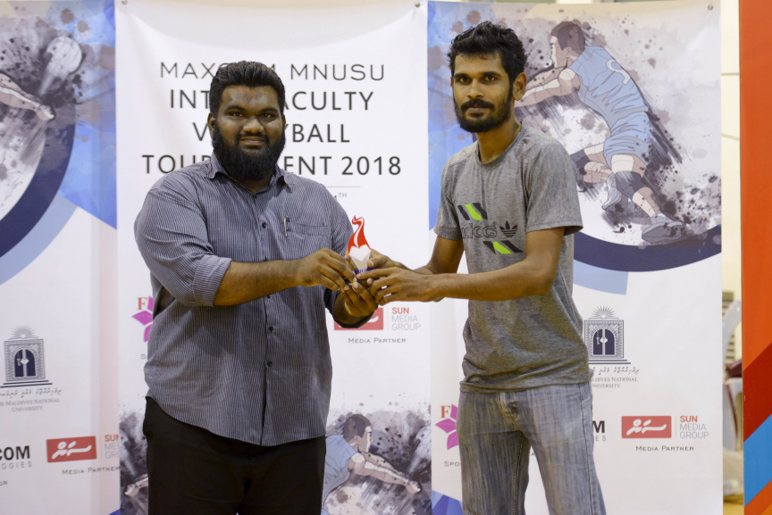 އެމްއެންޔޫއެސްޔޫގެ އިންޓަ ފެކަލްޓީ ވޮލީ މުބާރާތުގެ އަންހެން އަދި ފިރިހެން ޑިިވިޝަންގެ ފައިނަލް މެޗާއި ނިންމުމުގެ ރަސްމިއްޔާތުގެ ތެރެއިން --- ސަން ފޮޓޯ/ މުހައްމަދު އަފްރާހް
