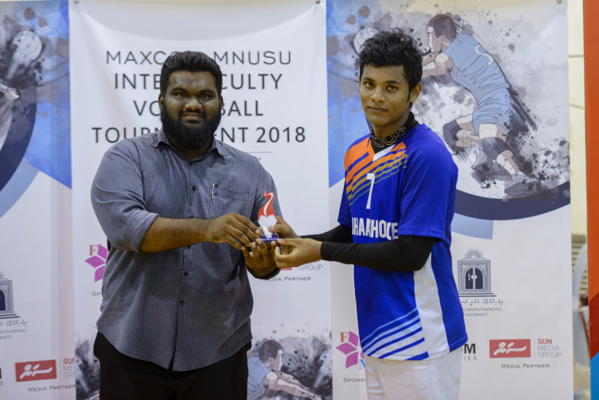އެމްއެންޔޫއެސްޔޫގެ އިންޓަ ފެކަލްޓީ ވޮލީ މުބާރާތުގެ އަންހެން އަދި ފިރިހެން ޑިިވިޝަންގެ ފައިނަލް މެޗާއި ނިންމުމުގެ ރަސްމިއްޔާތުގެ ތެރެއިން --- ސަން ފޮޓޯ/ މުހައްމަދު އަފްރާހް
