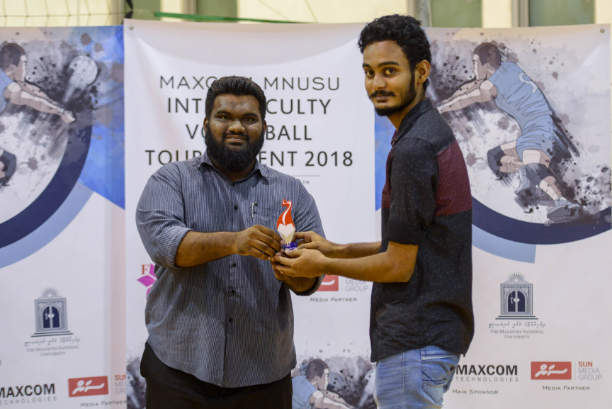 އެމްއެންޔޫއެސްޔޫގެ އިންޓަ ފެކަލްޓީ ވޮލީ މުބާރާތުގެ އަންހެން އަދި ފިރިހެން ޑިިވިޝަންގެ ފައިނަލް މެޗާއި ނިންމުމުގެ ރަސްމިއްޔާތުގެ ތެރެއިން --- ސަން ފޮޓޯ/ މުހައްމަދު އަފްރާހް
