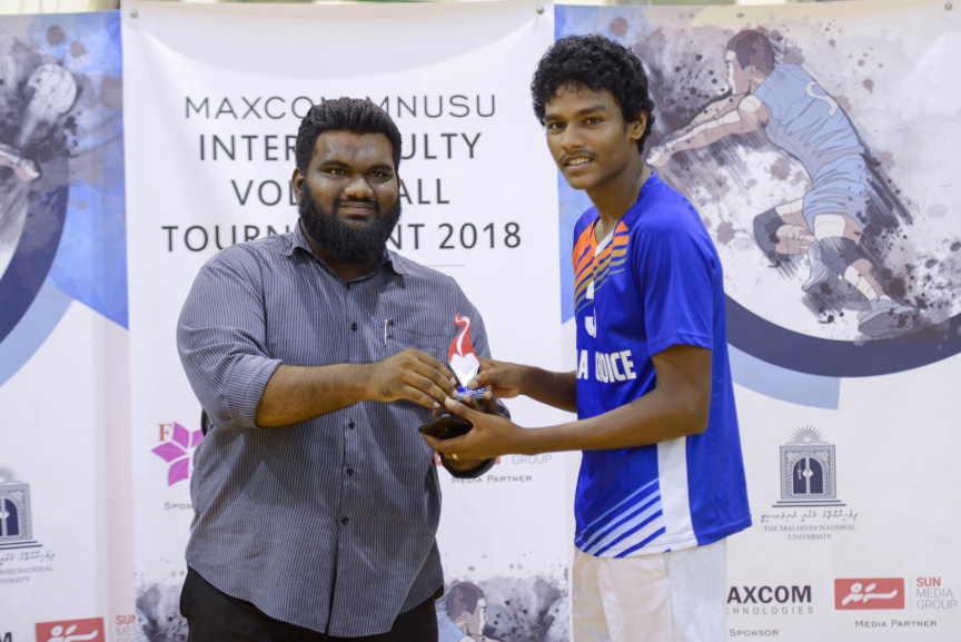 އެމްއެންޔޫއެސްޔޫގެ އިންޓަ ފެކަލްޓީ ވޮލީ މުބާރާތުގެ އަންހެން އަދި ފިރިހެން ޑިިވިޝަންގެ ފައިނަލް މެޗާއި ނިންމުމުގެ ރަސްމިއްޔާތުގެ ތެރެއިން --- ސަން ފޮޓޯ/ މުހައްމަދު އަފްރާހް
