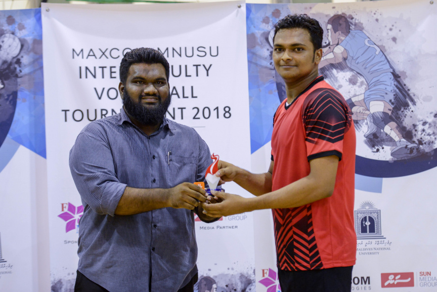 އެމްއެންޔޫއެސްޔޫގެ އިންޓަ ފެކަލްޓީ ވޮލީ މުބާރާތުގެ އަންހެން އަދި ފިރިހެން ޑިިވިޝަންގެ ފައިނަލް މެޗާއި ނިންމުމުގެ ރަސްމިއްޔާތުގެ ތެރެއިން --- ސަން ފޮޓޯ/ މުހައްމަދު އަފްރާހް
