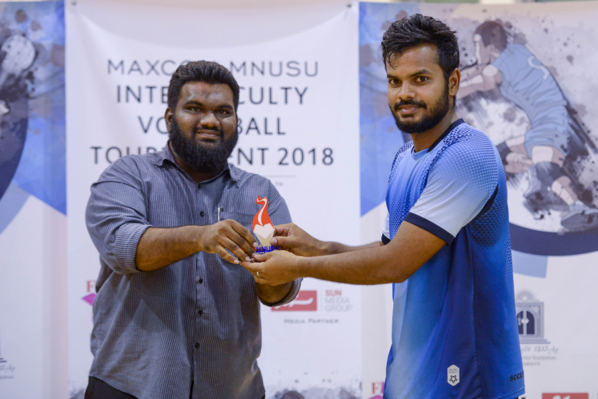 އެމްއެންޔޫއެސްޔޫގެ އިންޓަ ފެކަލްޓީ ވޮލީ މުބާރާތުގެ އަންހެން އަދި ފިރިހެން ޑިިވިޝަންގެ ފައިނަލް މެޗާއި ނިންމުމުގެ ރަސްމިއްޔާތުގެ ތެރެއިން --- ސަން ފޮޓޯ/ މުހައްމަދު އަފްރާހް
